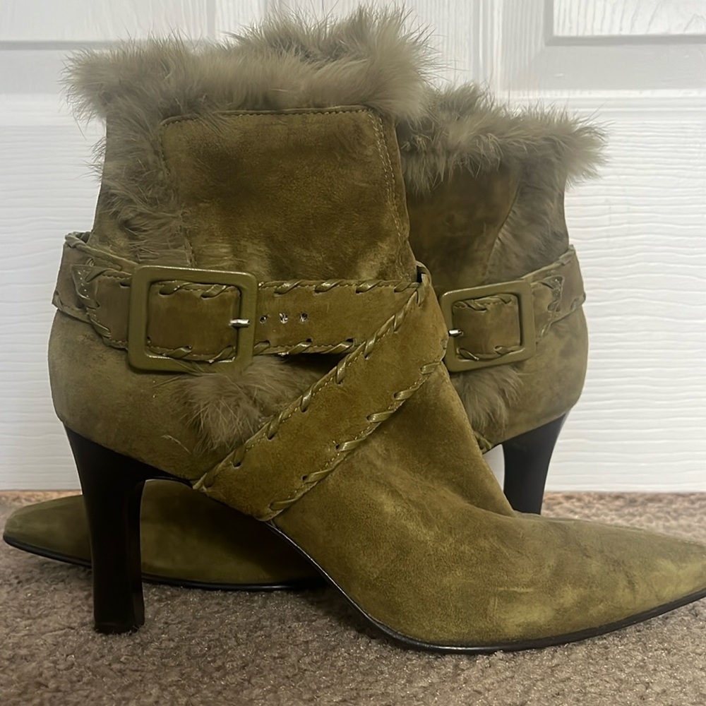 Antonio Melani
Suede green booties with fur trim